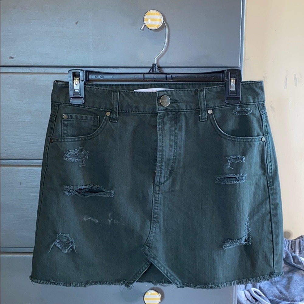 SOLD💛 Olive green distressed skirt